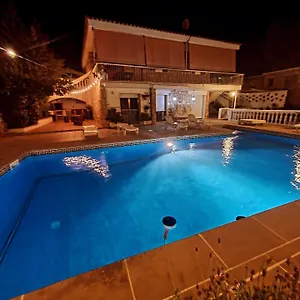 magnifica-villa-con-piscina-vicina-alle-spiagge.top-hotels-tarragona.com/